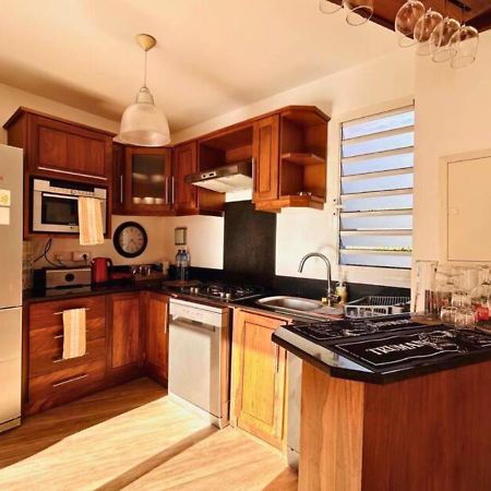 Scenic Riverfront 2 Bedroom Villa In Port Chambly Baie-du-Tombeau Exteriör bild