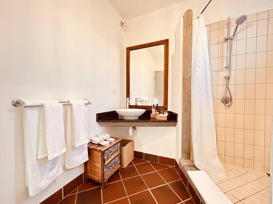 Scenic Riverfront 2 Bedroom Villa In Port Chambly Baie-du-Tombeau Exteriör bild